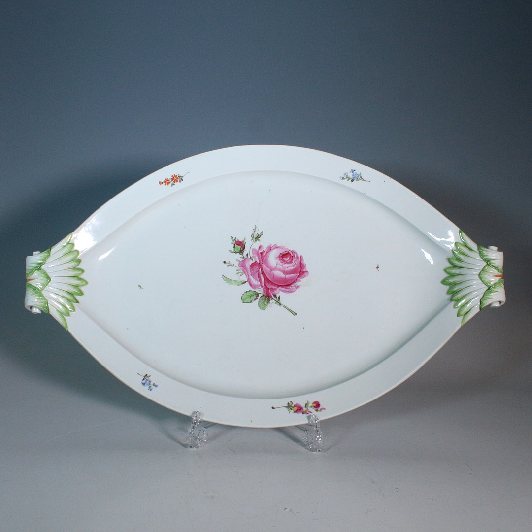 MEISSEN. Servierschale, '' Rote Rose '' um 1814.