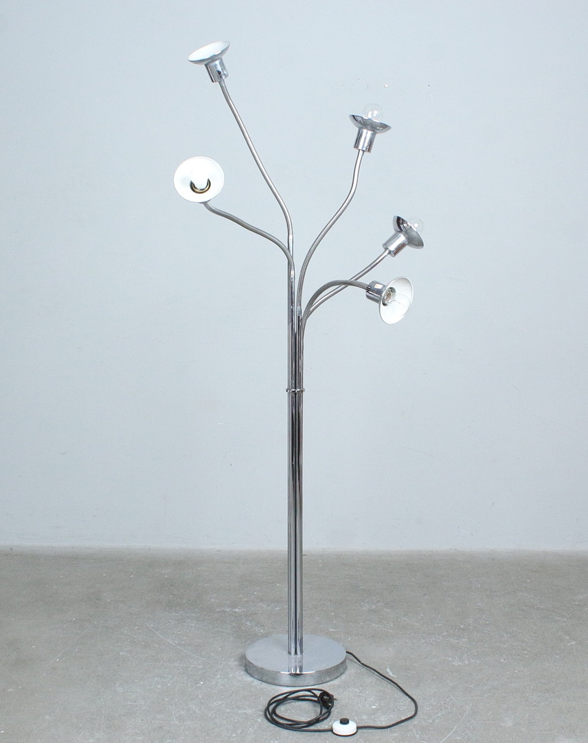 Verchromte Stehleuchte im Space-Age-Design der 1970er.