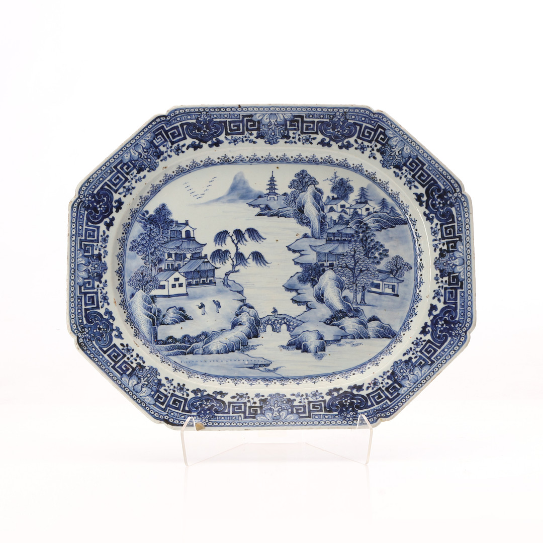 STEKFAT. Porslin med blåvit dekor. Kina, 1700-tal.