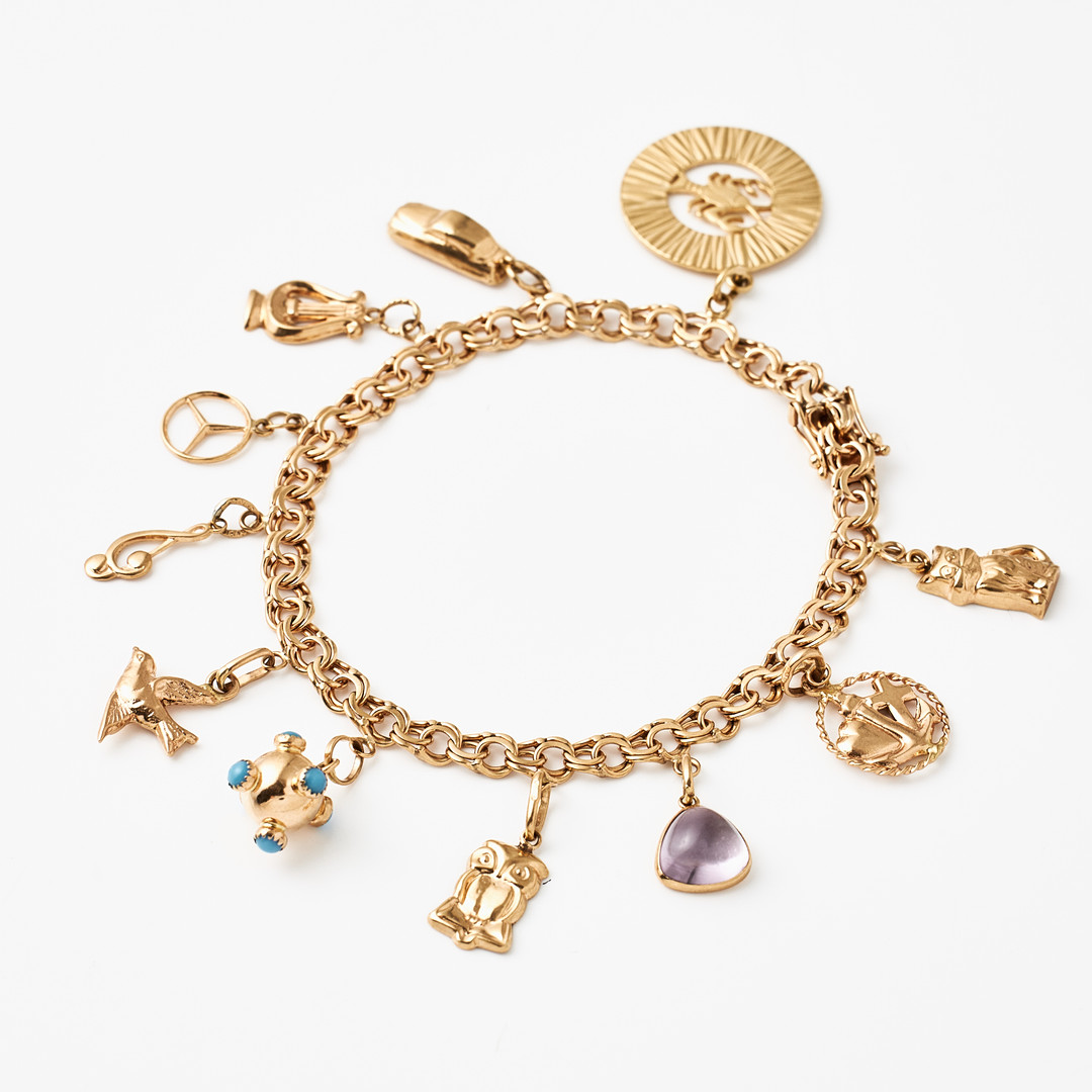 ARMBAND, 18 k guld, Bismarck, med 11 berlocker bl a föreställande svala, lyra, Saab-bil, Mercedes-logo, G-klav, kräftans stjärntecken, M K:s Guldsmedsatelier AB, Stockholm 1962.