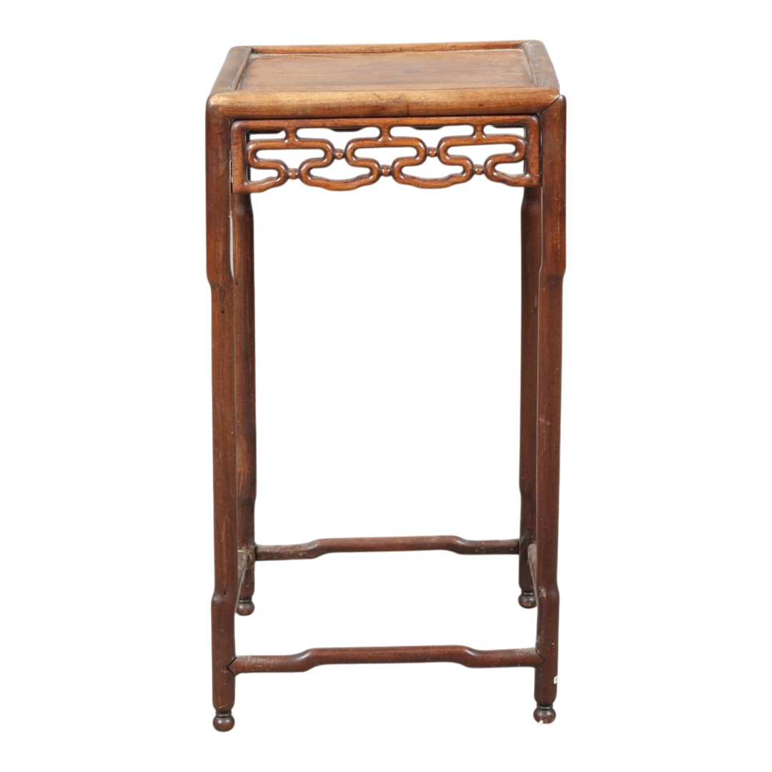 Kinesisk sidebord af massivt, udskåret hongmu, 1800-tallet.