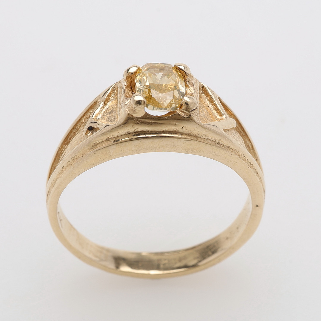 RING, 14K GULD, OVALT SLIPAD GUL DIAMANT OM CA 0,60 CT, TOTALVIKT CA 4,9 GRAM.