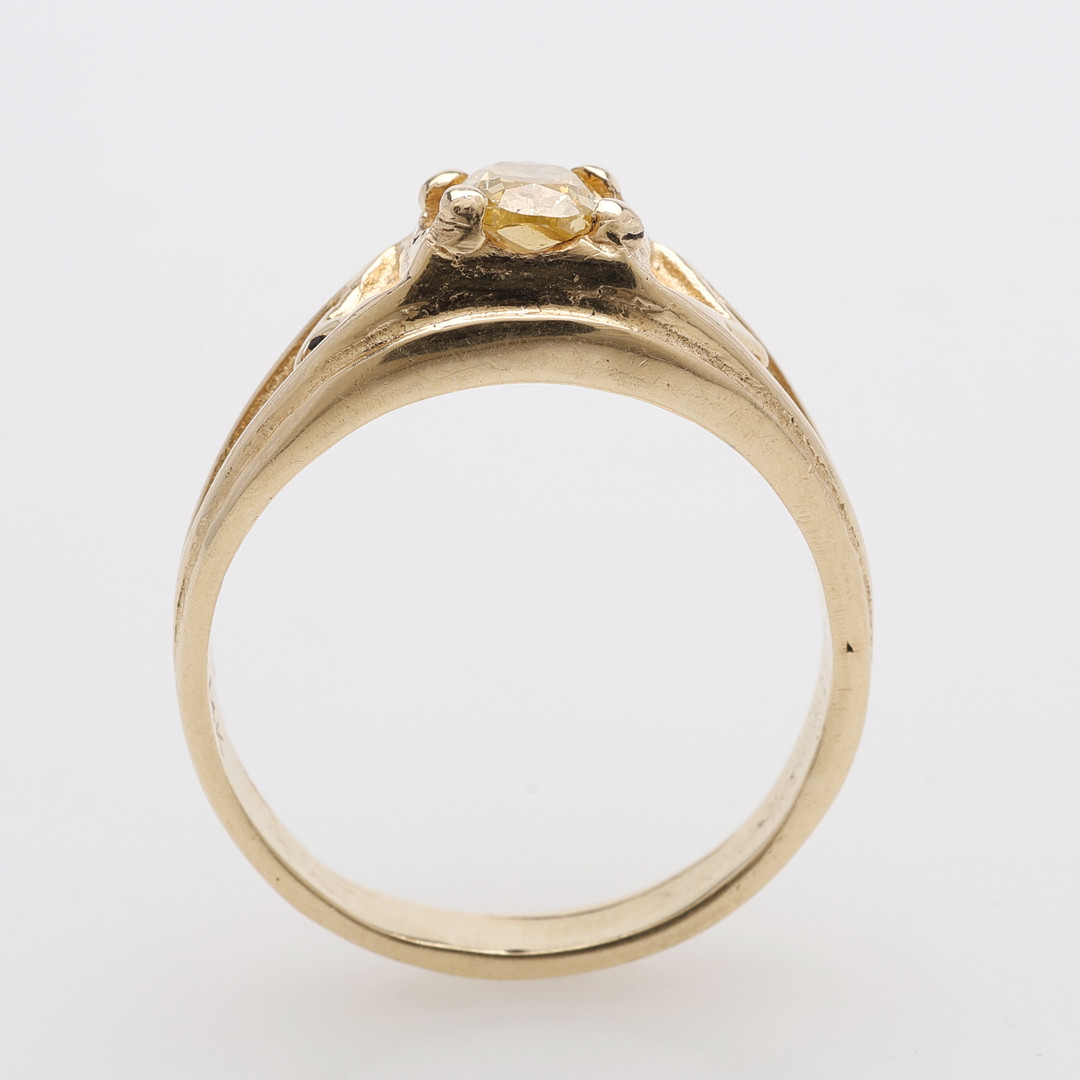 RING, 14K GULD, OVALT SLIPAD GUL DIAMANT OM CA 0,60 CT, TOTALVIKT CA 4,9 GRAM.