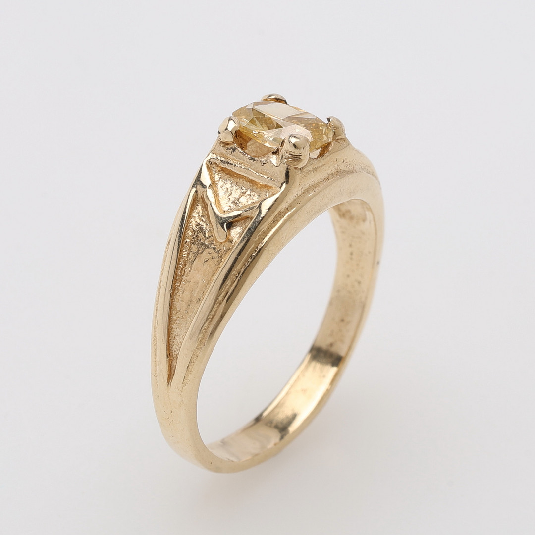 RING, 14K GULD, OVALT SLIPAD GUL DIAMANT OM CA 0,60 CT, TOTALVIKT CA 4,9 GRAM.