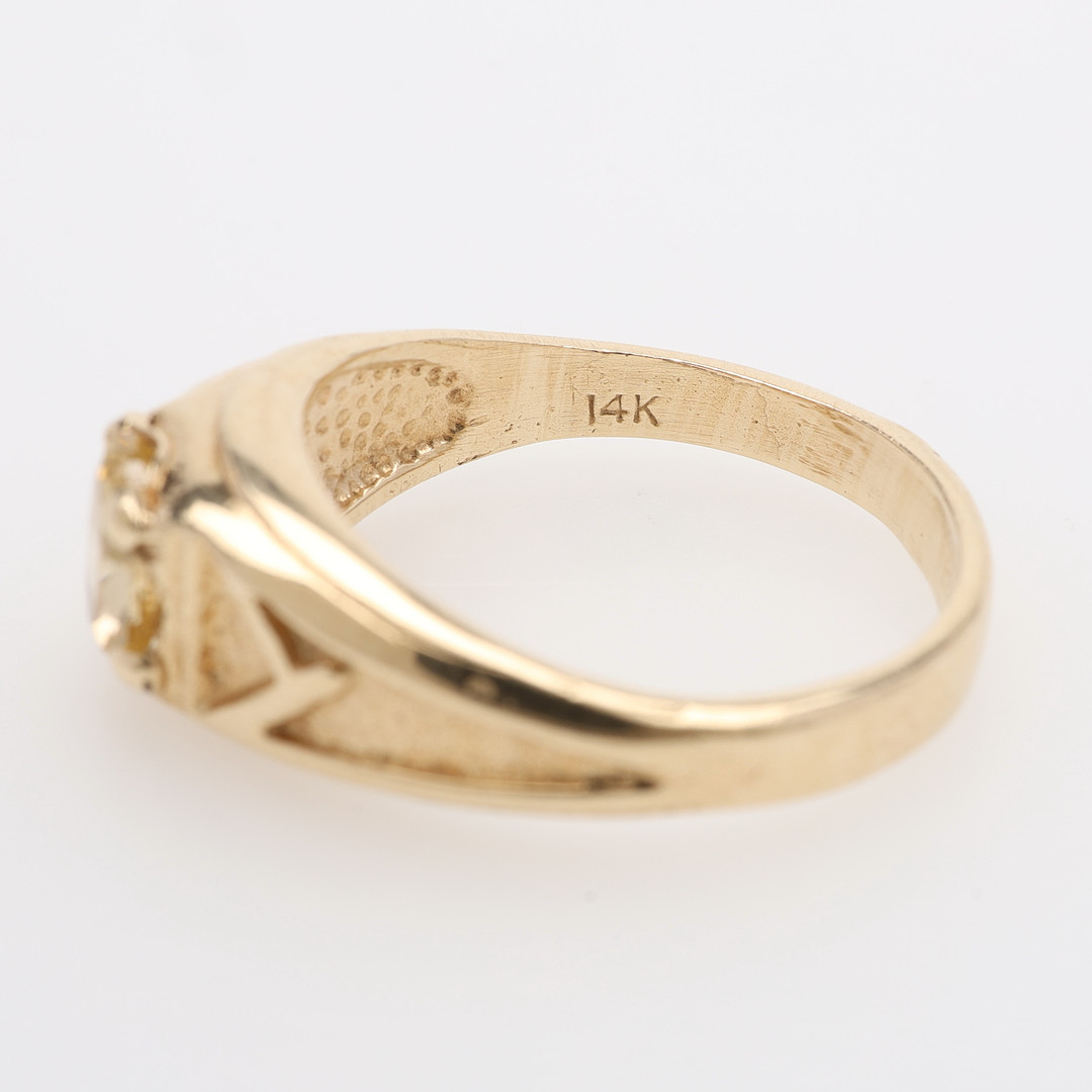 RING, 14K GULD, OVALT SLIPAD GUL DIAMANT OM CA 0,60 CT, TOTALVIKT CA 4,9 GRAM.