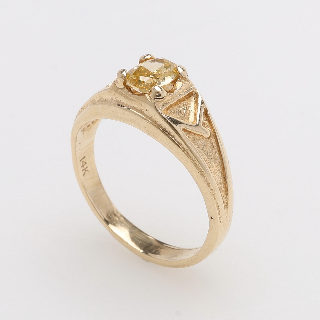 RING, 14K GULD, OVALT SLIPAD GUL DIAMANT OM CA 0,60 CT, TOTALVIKT CA 4,9 GRAM.
