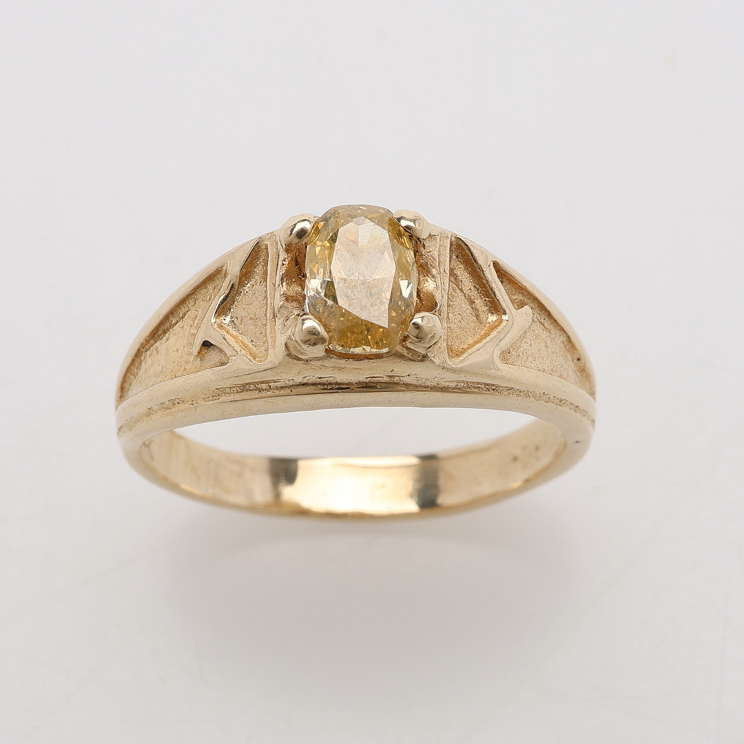 RING, 14K GULD, OVALT SLIPAD GUL DIAMANT OM CA 0,60 CT, TOTALVIKT CA 4,9 GRAM.