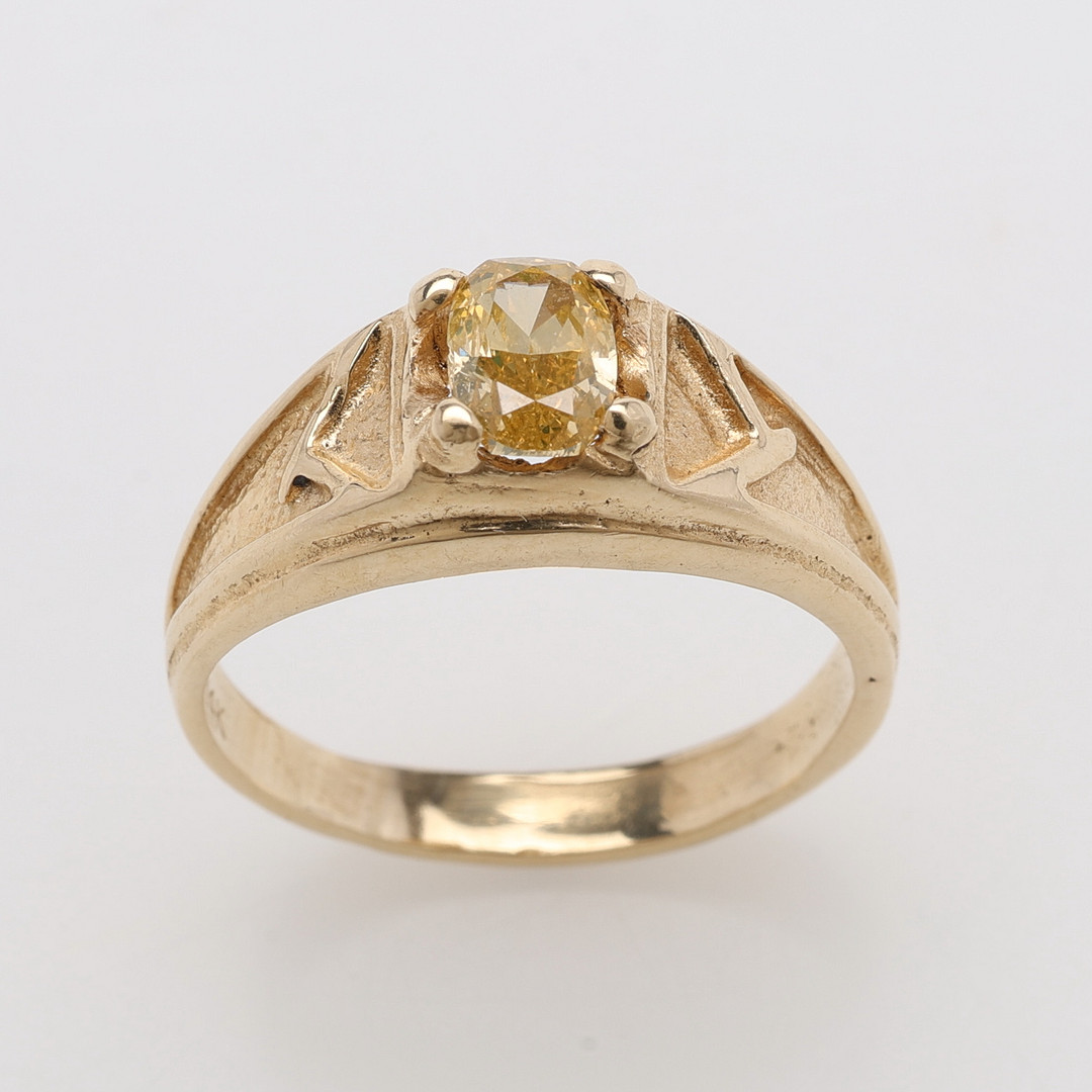 RING, 14K GULD, OVALT SLIPAD GUL DIAMANT OM CA 0,60 CT, TOTALVIKT CA 4,9 GRAM.