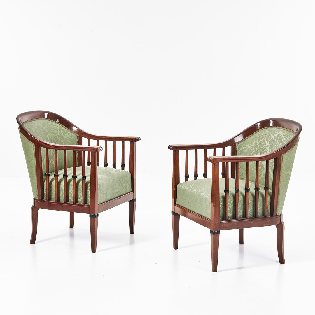 FÅTÖLJER, 1 par, 1910 / 20-tal, mahogny med fast textilklädd stoppning. Svärtade dekordetaljer.
