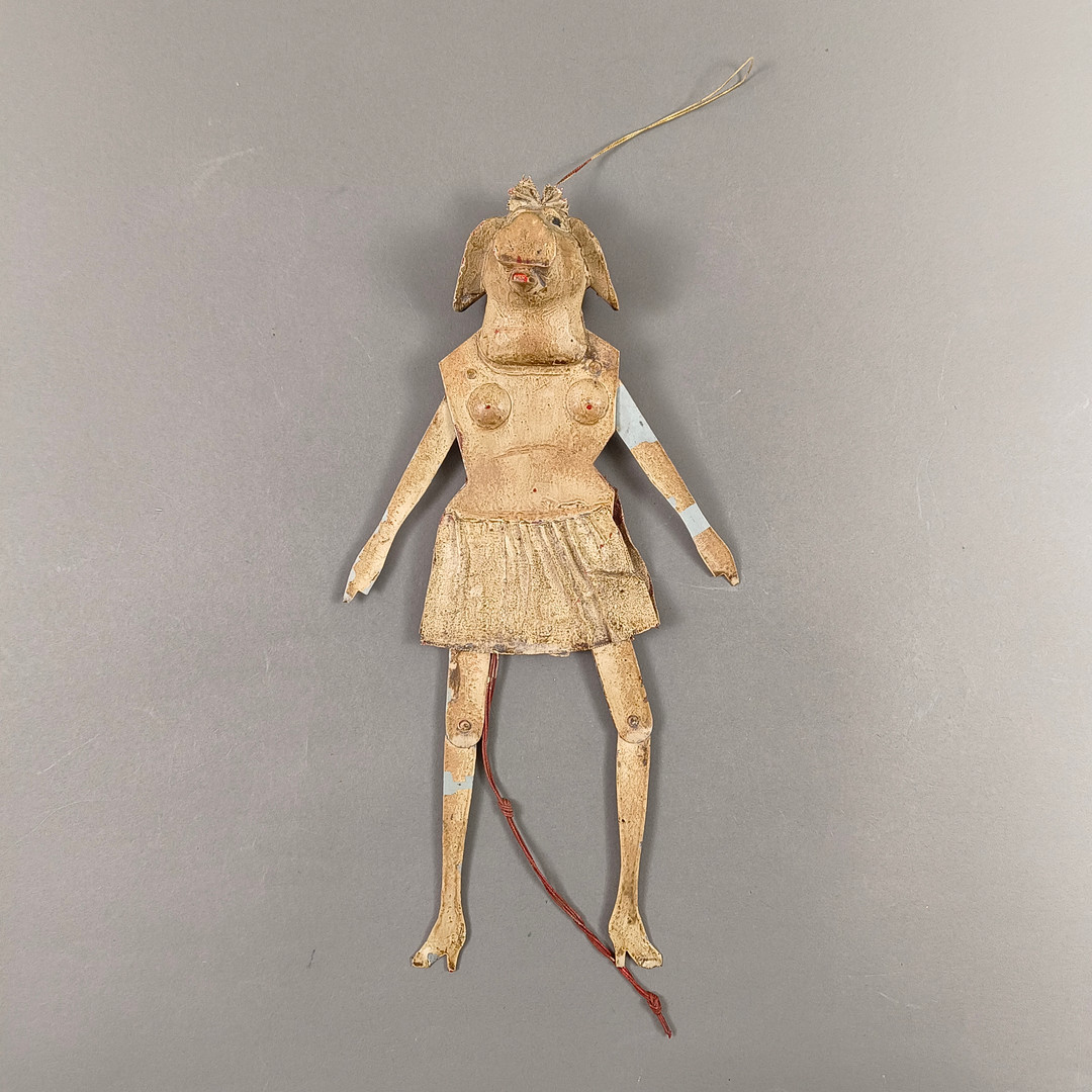 Antike Gliederpuppe (Hampelmann) in anthropomorpher Schweinegestalt.