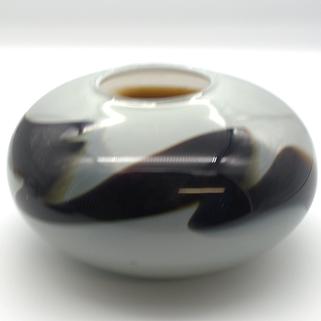 DESIGNER GLAS VASE SKANDINAVISCH; MUNDGEBLASEN SIGNIERT; DATIERT 1989.