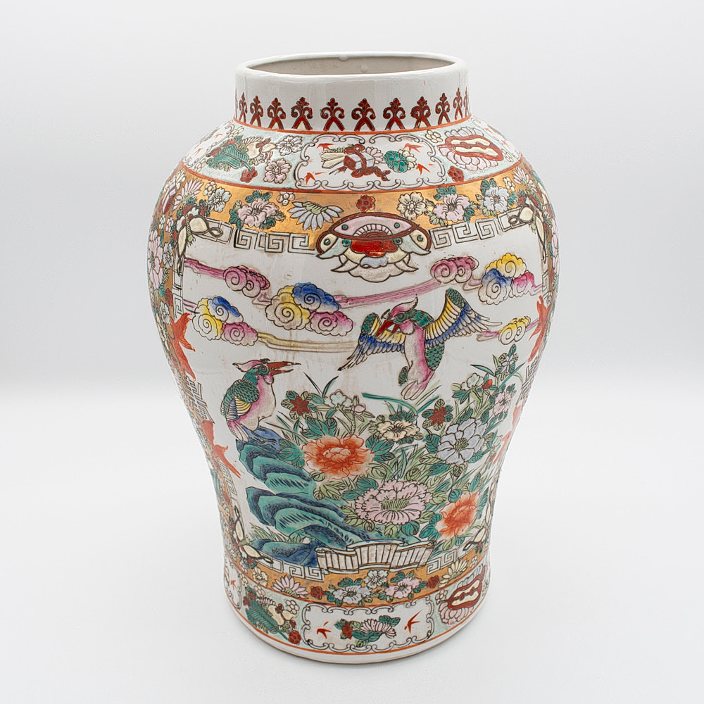 CHINESISCHE PORZELLANVASE „FAMILLE ROSE“ MIT QIANLONG-MARKE, 20. JAHRHUNDERT.
