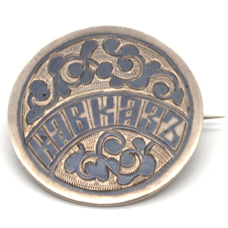 RUSSISCHE 875 SILBER/84 ZOLOTNIKI BROSCHE, NIELLO-DEKORATION SPÄTES 19. JAHRHUNDERT.