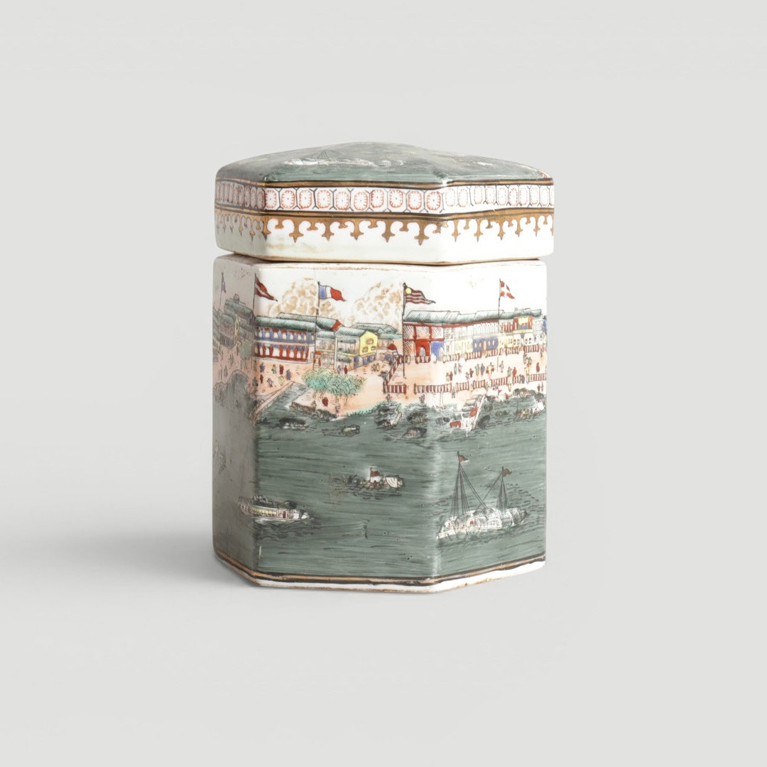 Sekskantet lågkrukke af porcelæn, dekoreret med håndmalet motiv med bl.a. europæiske flag. Sign. i bunden. Kina, 20. årh.