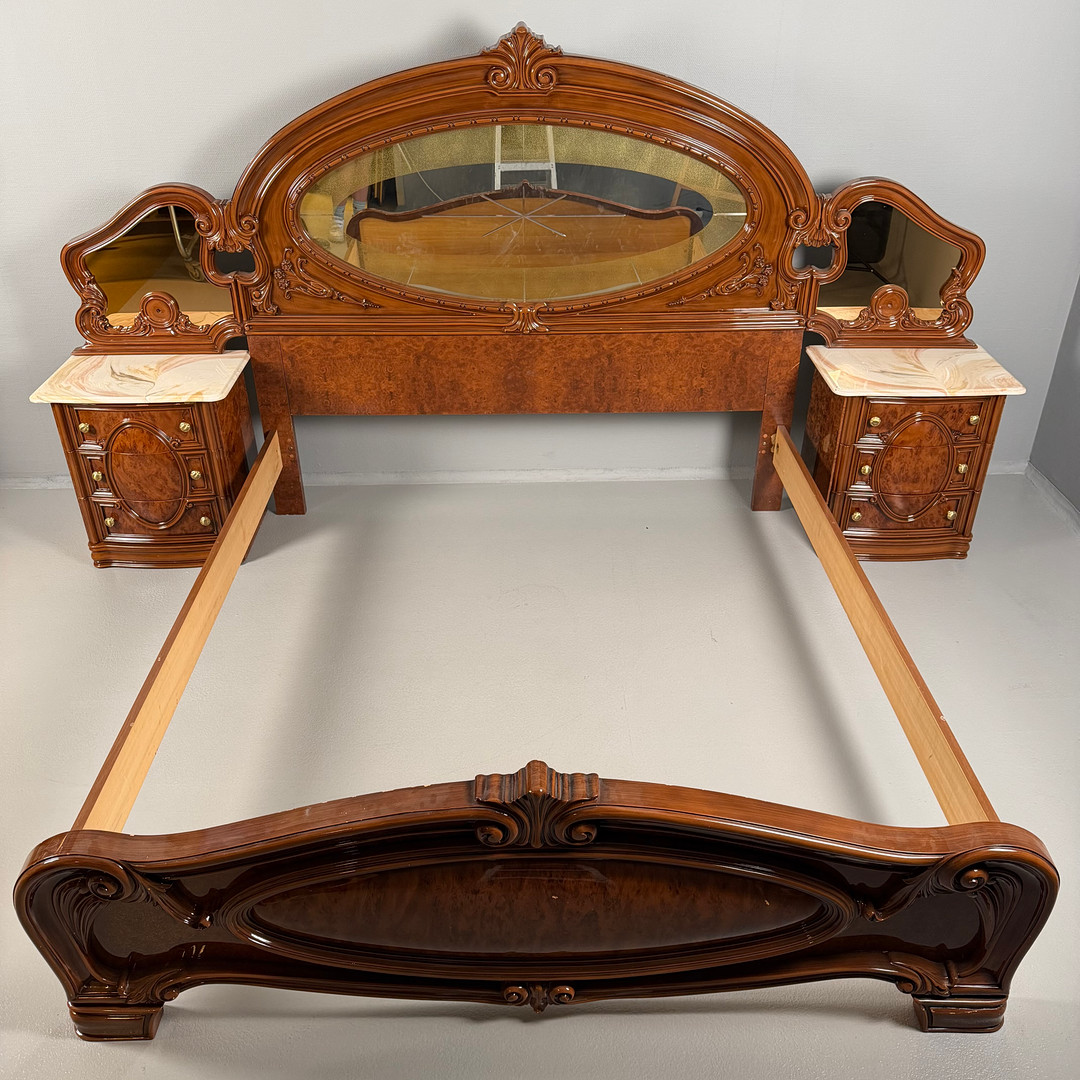 SÄNGKAMMARMÖBEL, 1900-talets slut, klassicerande stil, möjligen Italien, dekor av bl a voluter samt rotimitation, varav: Sängram med huvudgavel med ovalt formad spegel med skärslipad dekor. Hurtsar, 2 st, med vardera 3 lådor, dragbeslag i mässing.