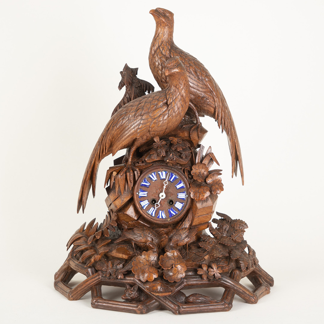 Jagd-Pendule, beschnitztes Holz, Schwarzwald/Schweiz, um 1895.