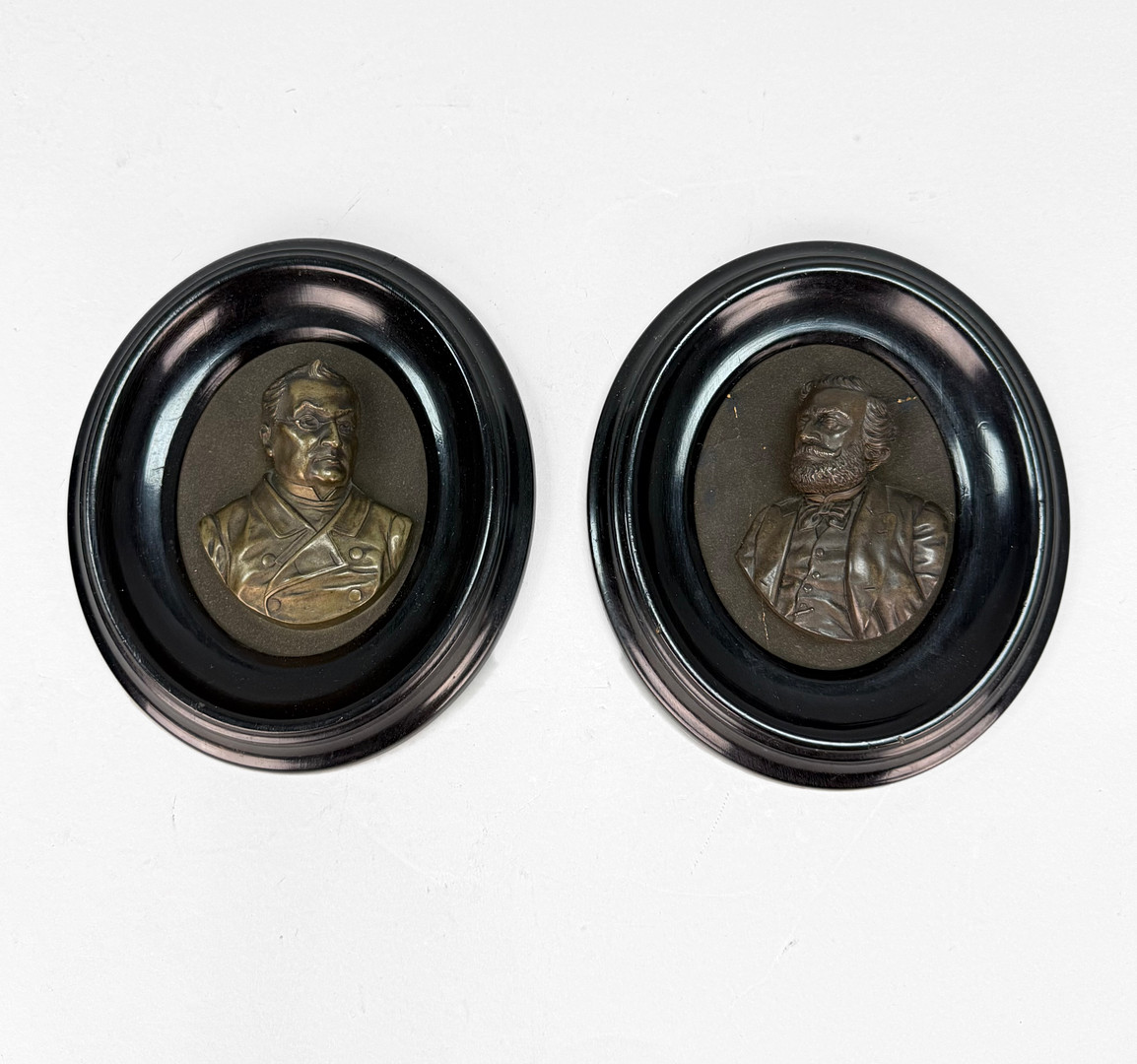 PORTRÄTTMEDALJONGER- 2 st , Napoleon & Leon Gambetta, brons/bronspatinerade i trä ram, 1900 talets första hälft.