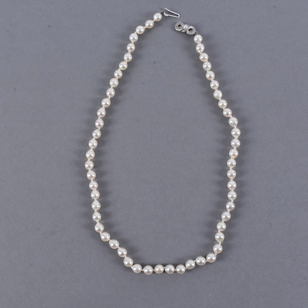 PÄRLCOLLIER, med silverlås.