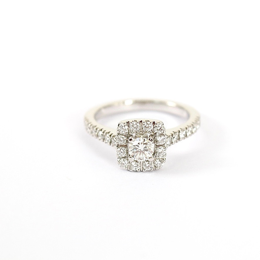 HALORING, diamanter, totalt 0,72ct, Platina.