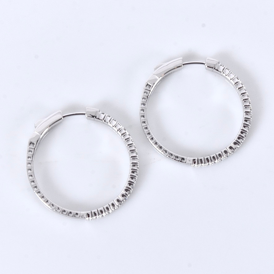 DIAMANTCREOLER, ett par, 0,81ct, vitguld 18K.
