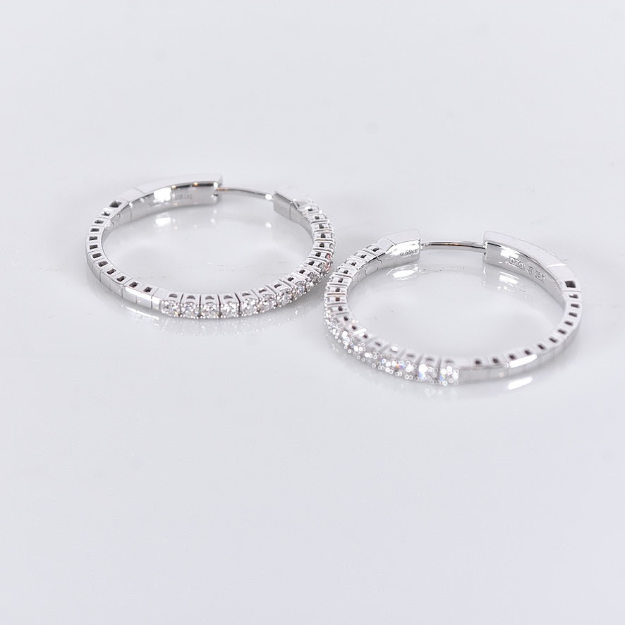 DIAMANTCREOLER, ett par, 0,69ct, vitguld 18K.