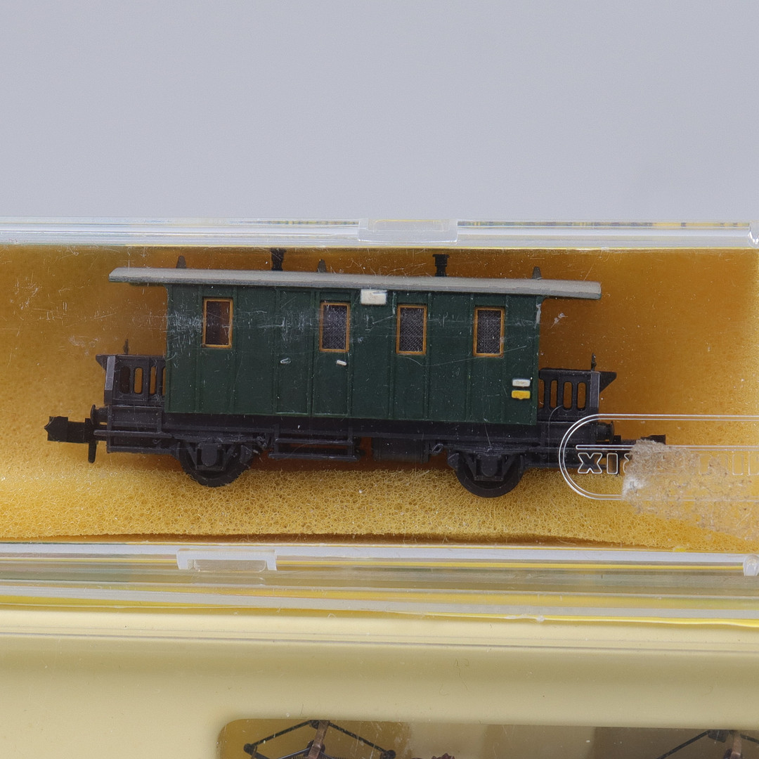 MINITRIX, Lok 12917 "Krokodil" samt godsvagn.