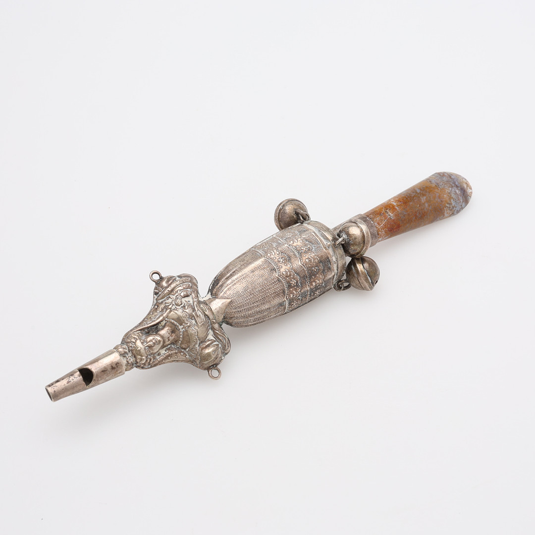 SKALLRA MED VISSELPIPA, SILVER & STEN, MÖJLIGTVIS NEDERLÄNDERNA, 1800-TAL.