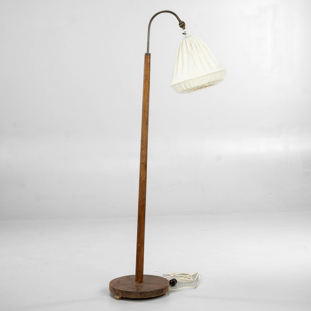 GOLVLAMPA, 1900talets första hälft, furu, metall.