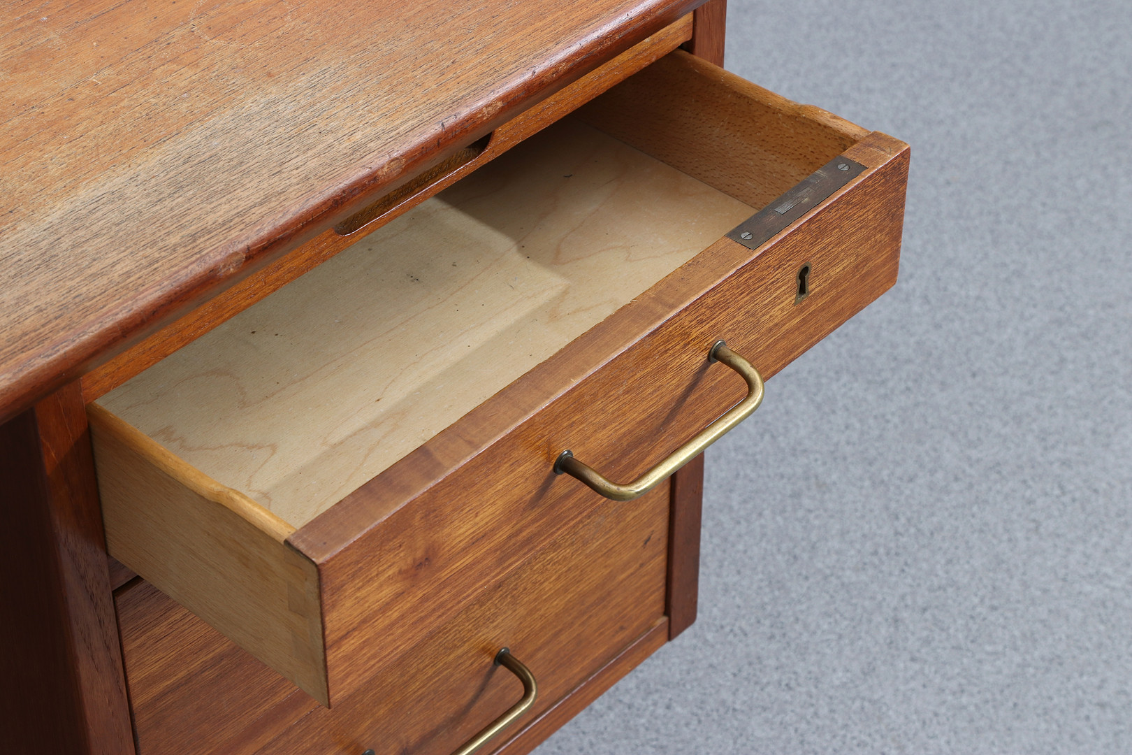 SKRIVBORD. Teak. 1950/60-tal.