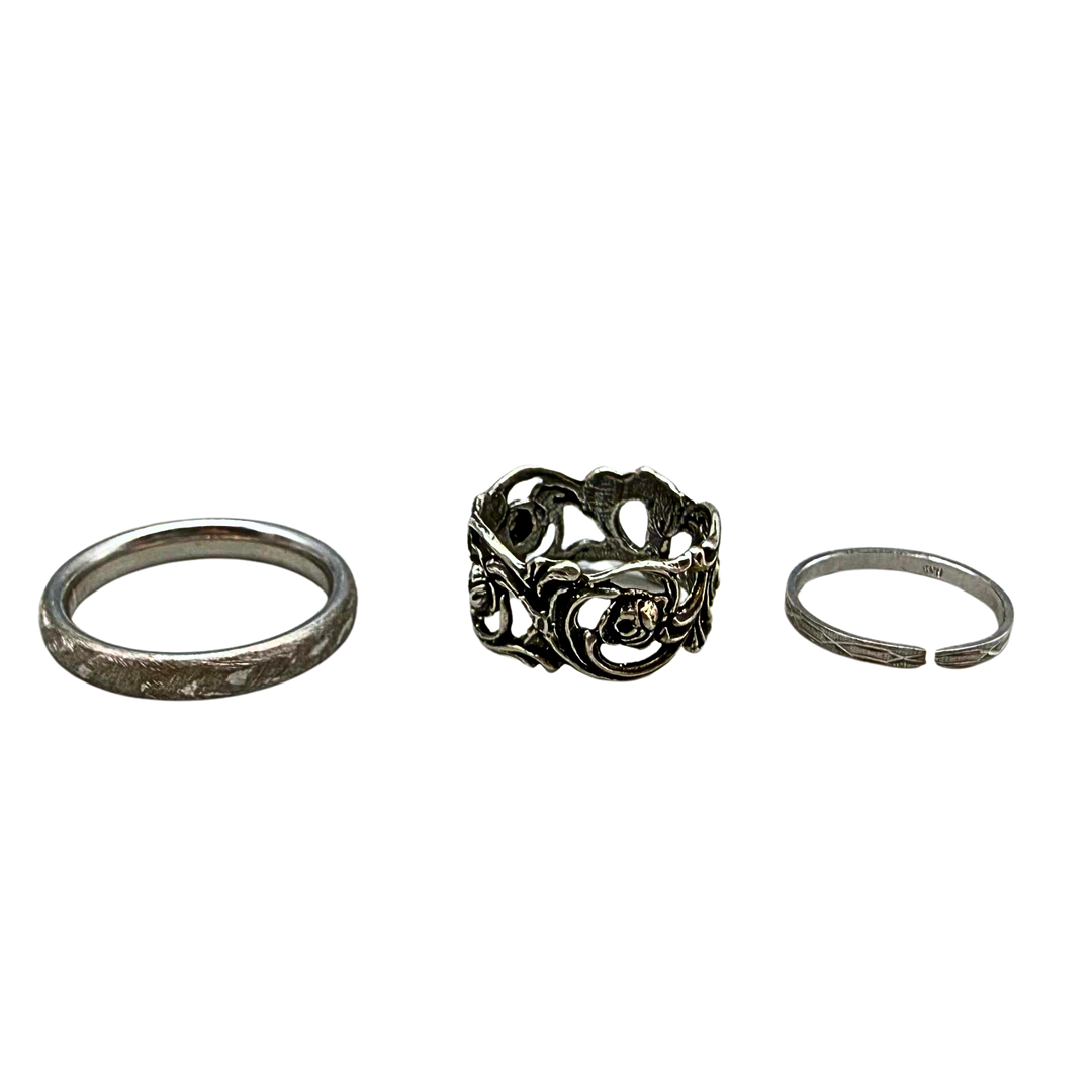 SET AUS DREI VERSCHIEDENEN SILBERRINGEN AUS 835ER SILBER.