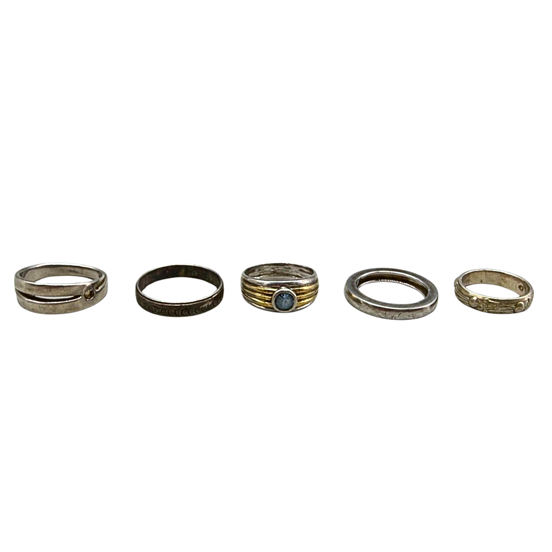 FÜNF DIVERSE SILBERRINGE AUS 925ER SILBER.