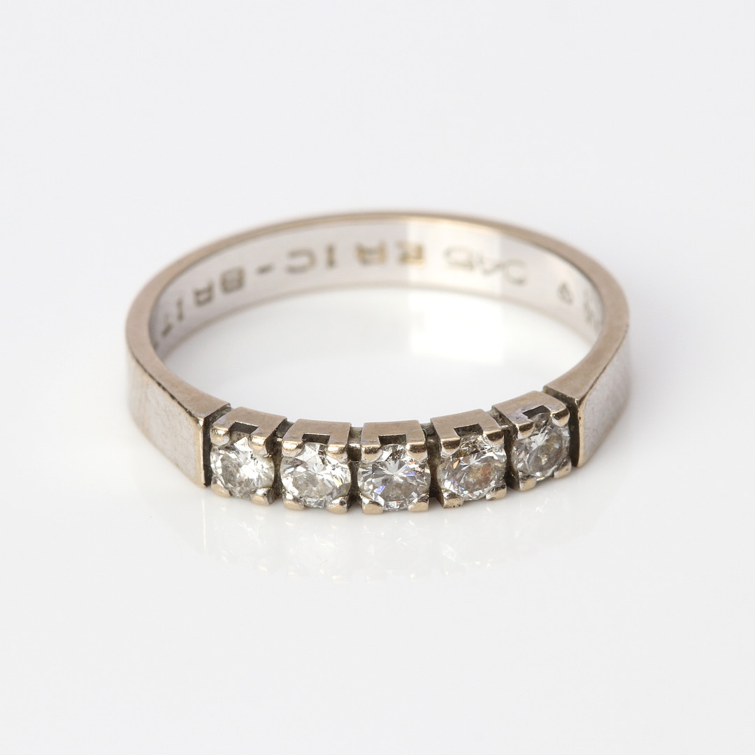ALLIANSRING. 18k vitguld med fem briljantslipade diamanter, totalvikt ca 3,0 gram.