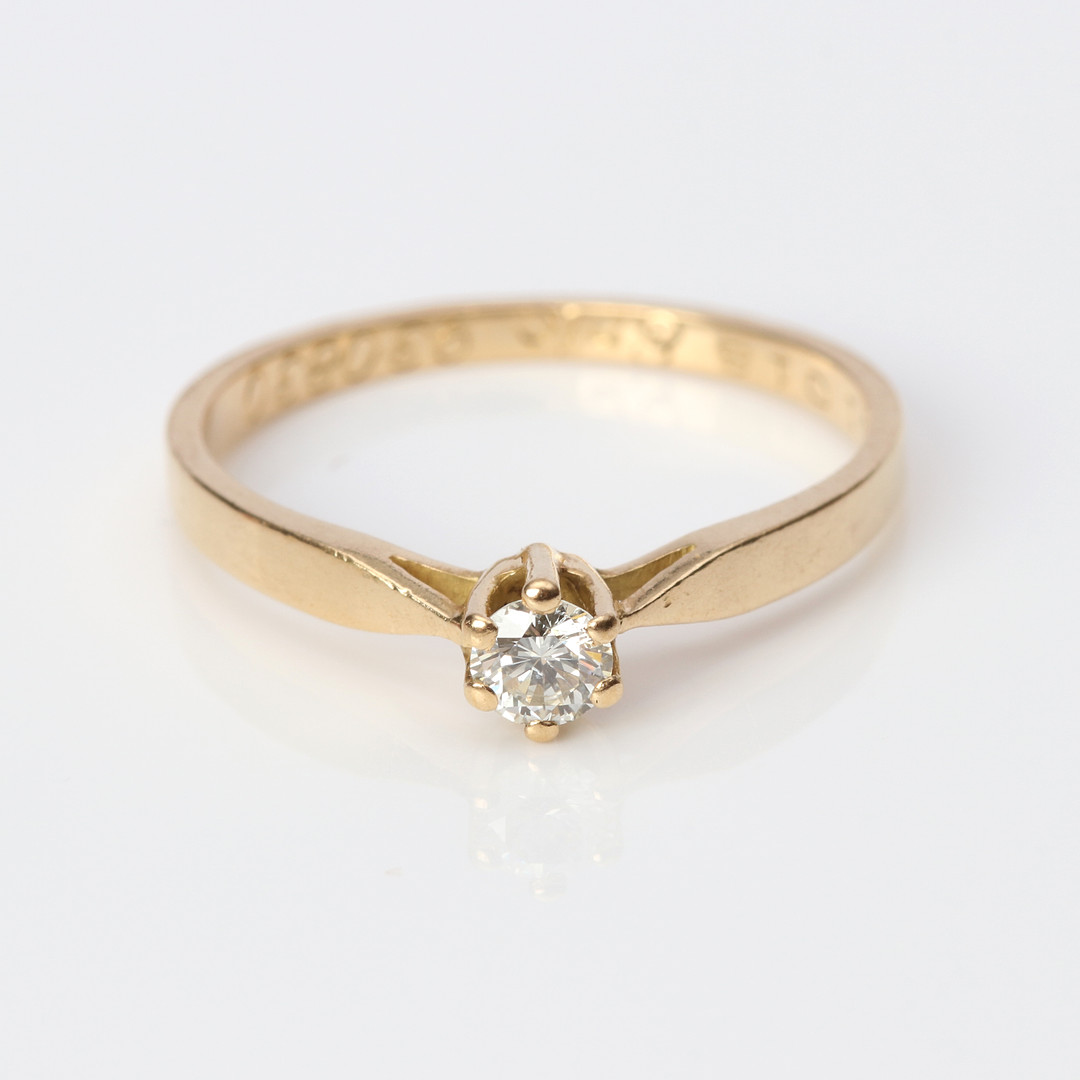 ENSTENSRING. 18k guld med en briljantslipad diamant ca 0,18 ct, totalvikt ca 2,1 gram.