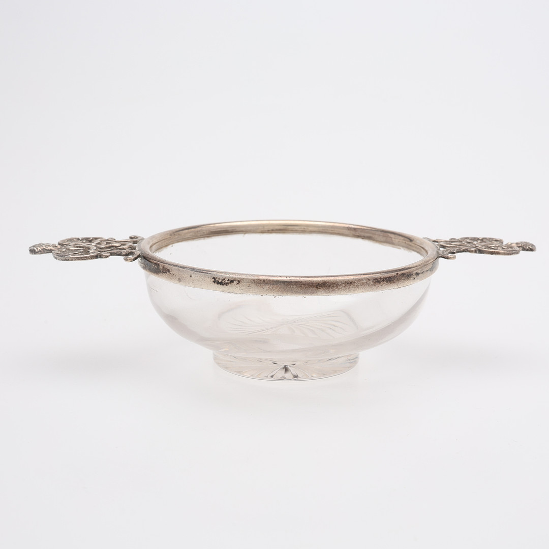 LITEN SKÅL MED HÄNKLAR, GLAS MED SMONTERING AV STERLINGSILVER, WILLIAM COMYNS & SONS, LONDON, 1894.