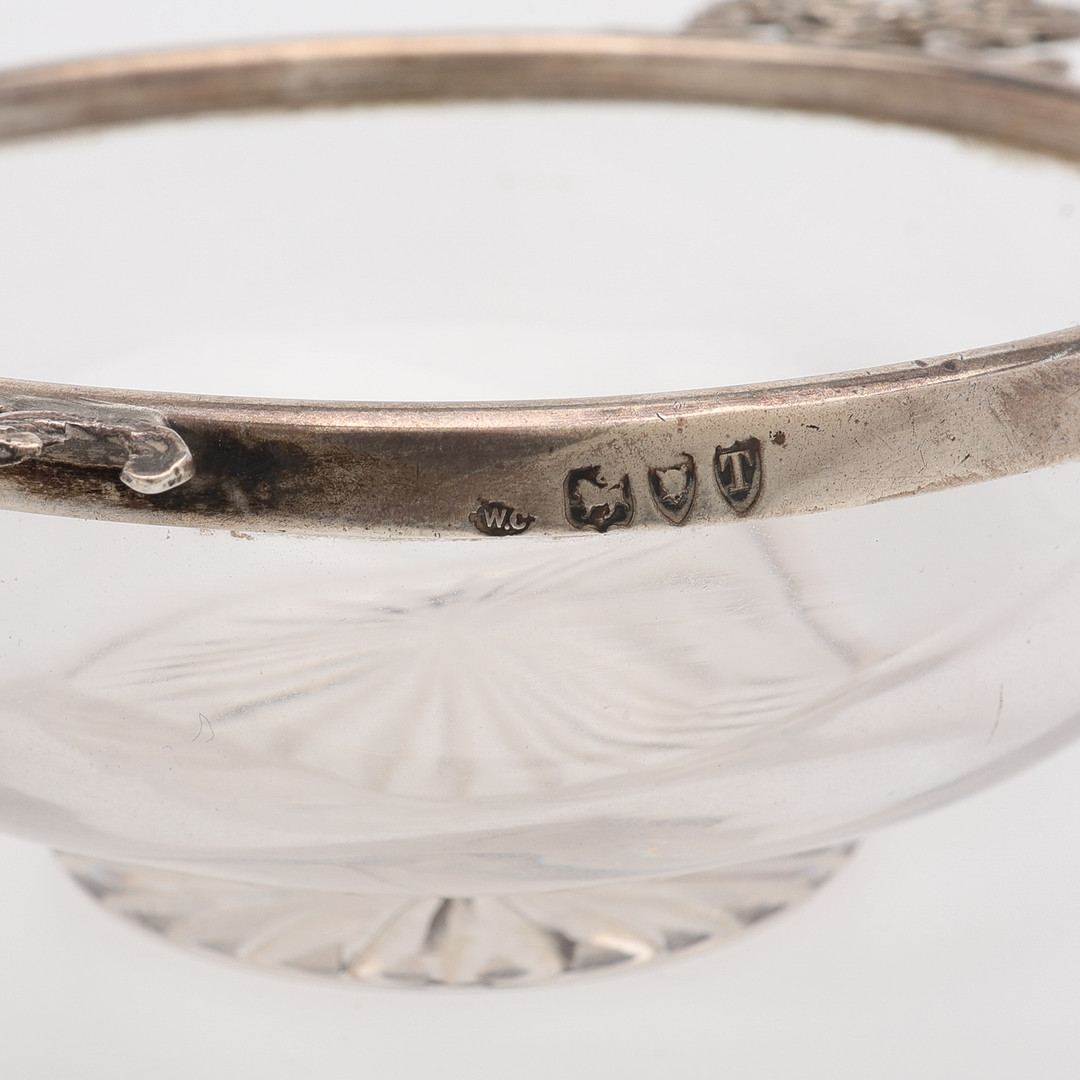 LITEN SKÅL MED HÄNKLAR, GLAS MED SMONTERING AV STERLINGSILVER, WILLIAM COMYNS & SONS, LONDON, 1894.