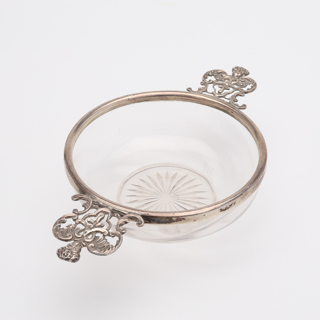 LITEN SKÅL MED HÄNKLAR, GLAS MED SMONTERING AV STERLINGSILVER, WILLIAM COMYNS & SONS, LONDON, 1894.