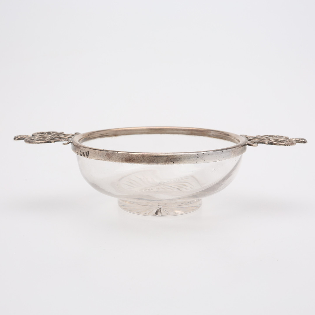 LITEN SKÅL MED HÄNKLAR, GLAS MED SMONTERING AV STERLINGSILVER, WILLIAM COMYNS & SONS, LONDON, 1894.