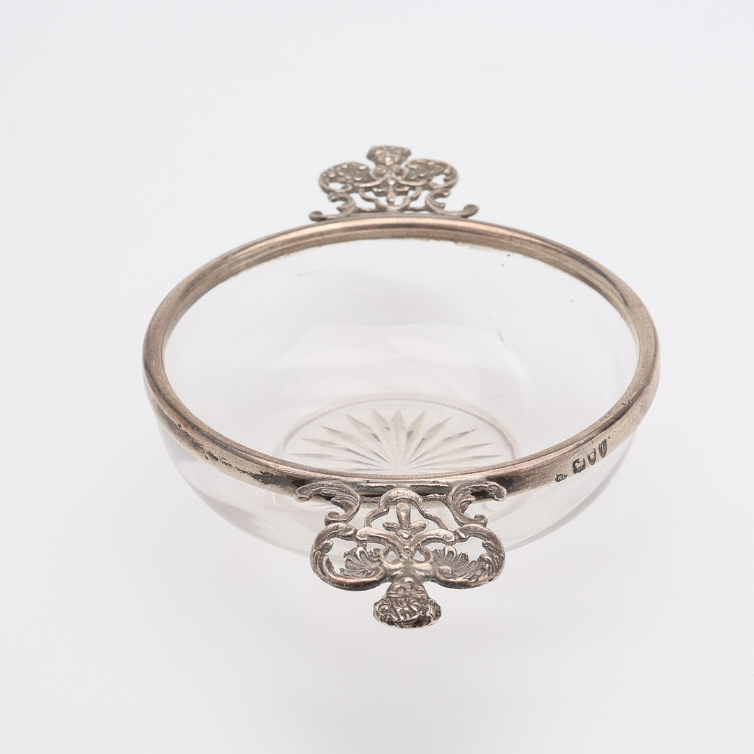 LITEN SKÅL MED HÄNKLAR, GLAS MED SMONTERING AV STERLINGSILVER, WILLIAM COMYNS & SONS, LONDON, 1894.