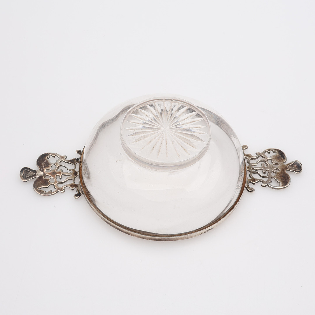 LITEN SKÅL MED HÄNKLAR, GLAS MED SMONTERING AV STERLINGSILVER, WILLIAM COMYNS & SONS, LONDON, 1894.
