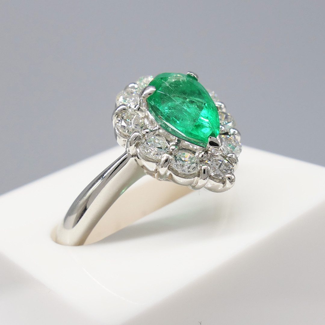 EMERALD & DIAMOND platinum dress ring.
