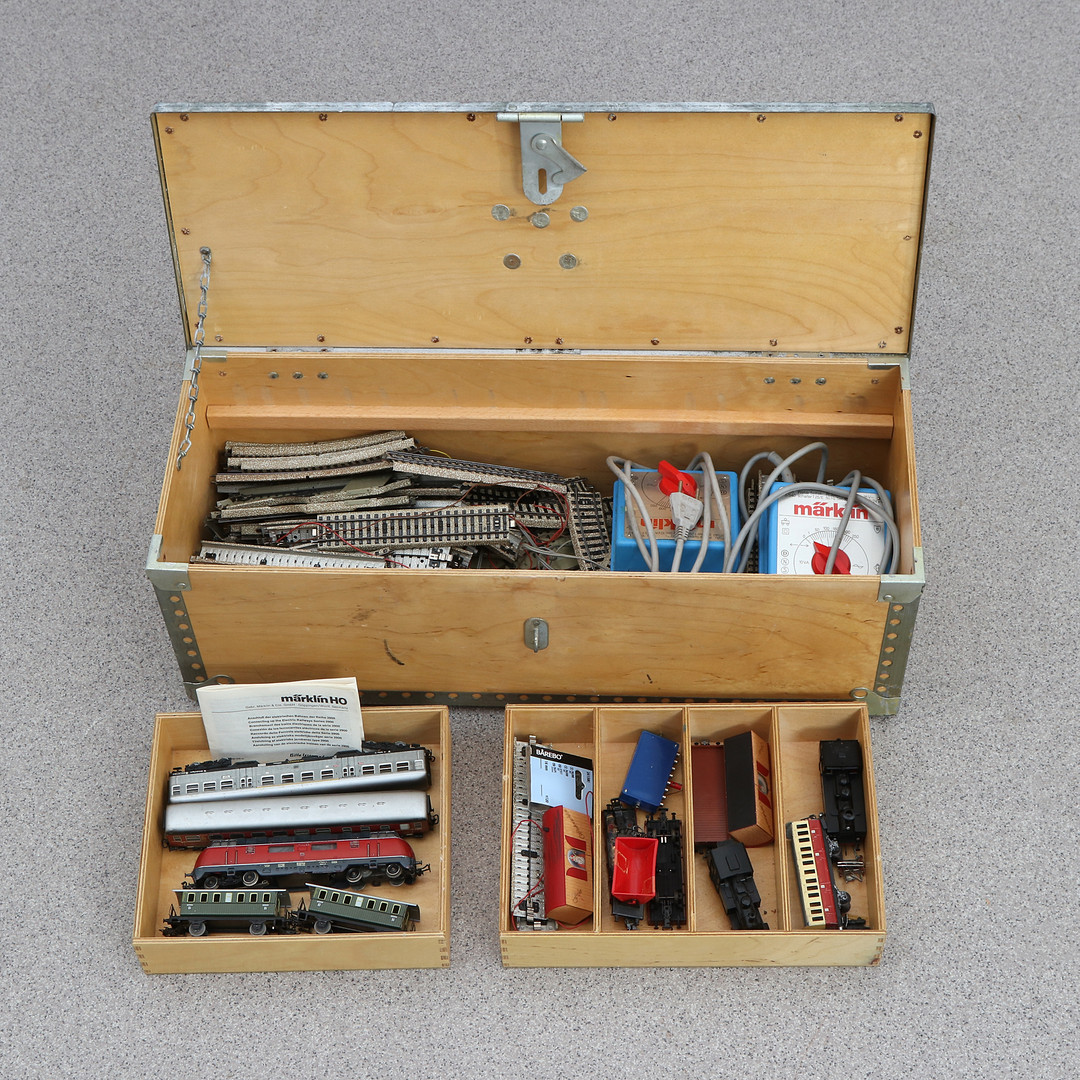 MÄRKLIN, MODELLJÄRNVÄG. Skala H0. Lok, vagnar, spår och transformatorer.