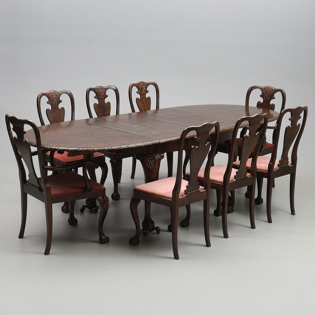 MATSALSGRUPP. 9 delar, chippendale-stil, 1900-tal, med iläggsskivor.