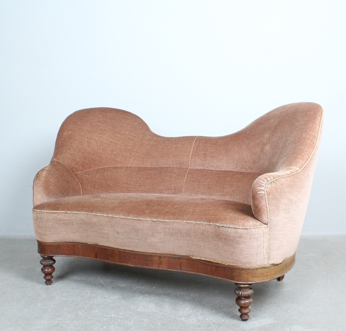 Sofa im Biedermeier-Stil mit Samtbezug.