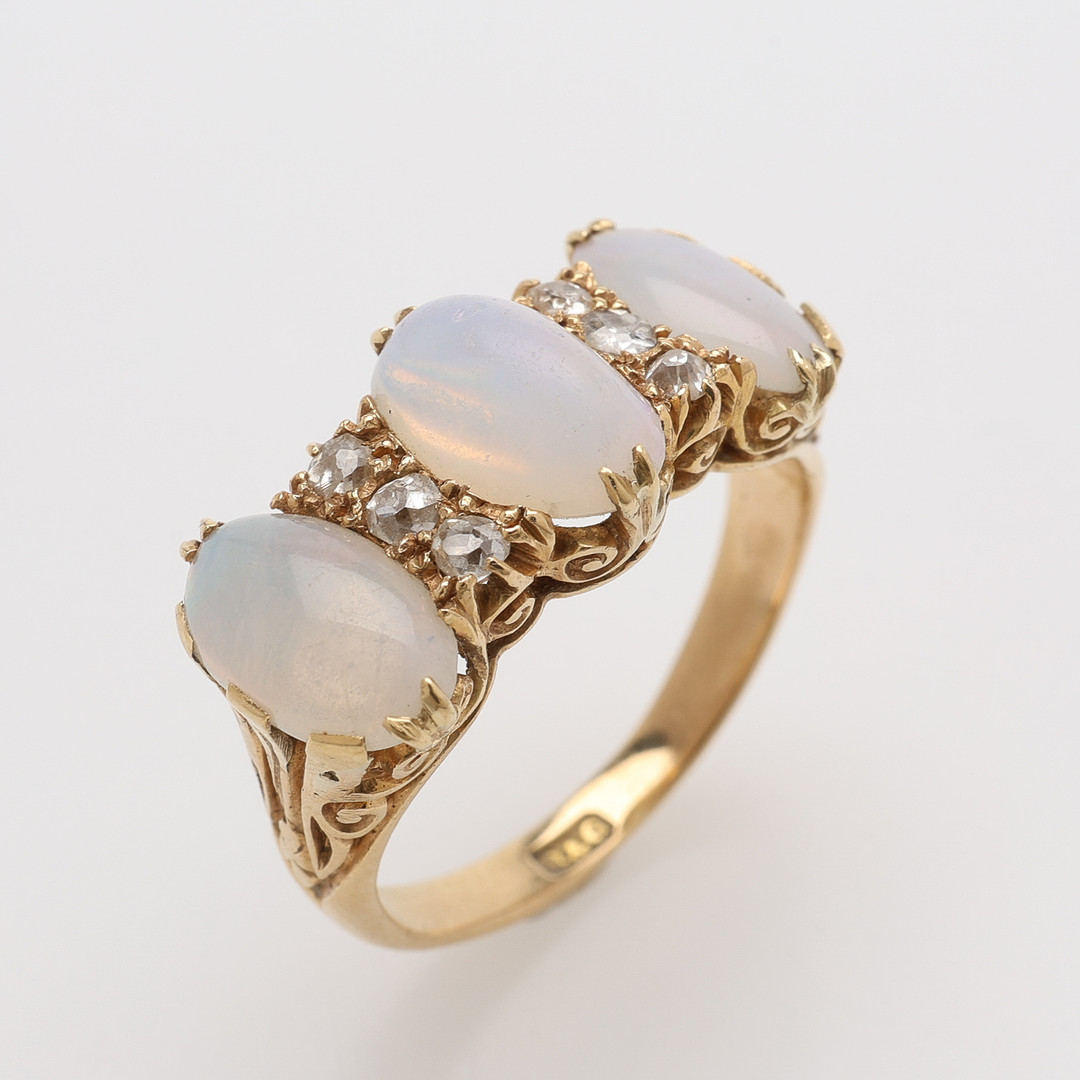 RING, 18K GULD, GAMMALSLIPADE DIAMANTER & OPALER, VIKTORIANSK, TOTALT CIRKA 6,9 GRAM.