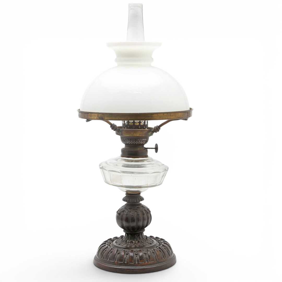 French oil lamp in calamine with bronze patina and glass, late 19th Century.