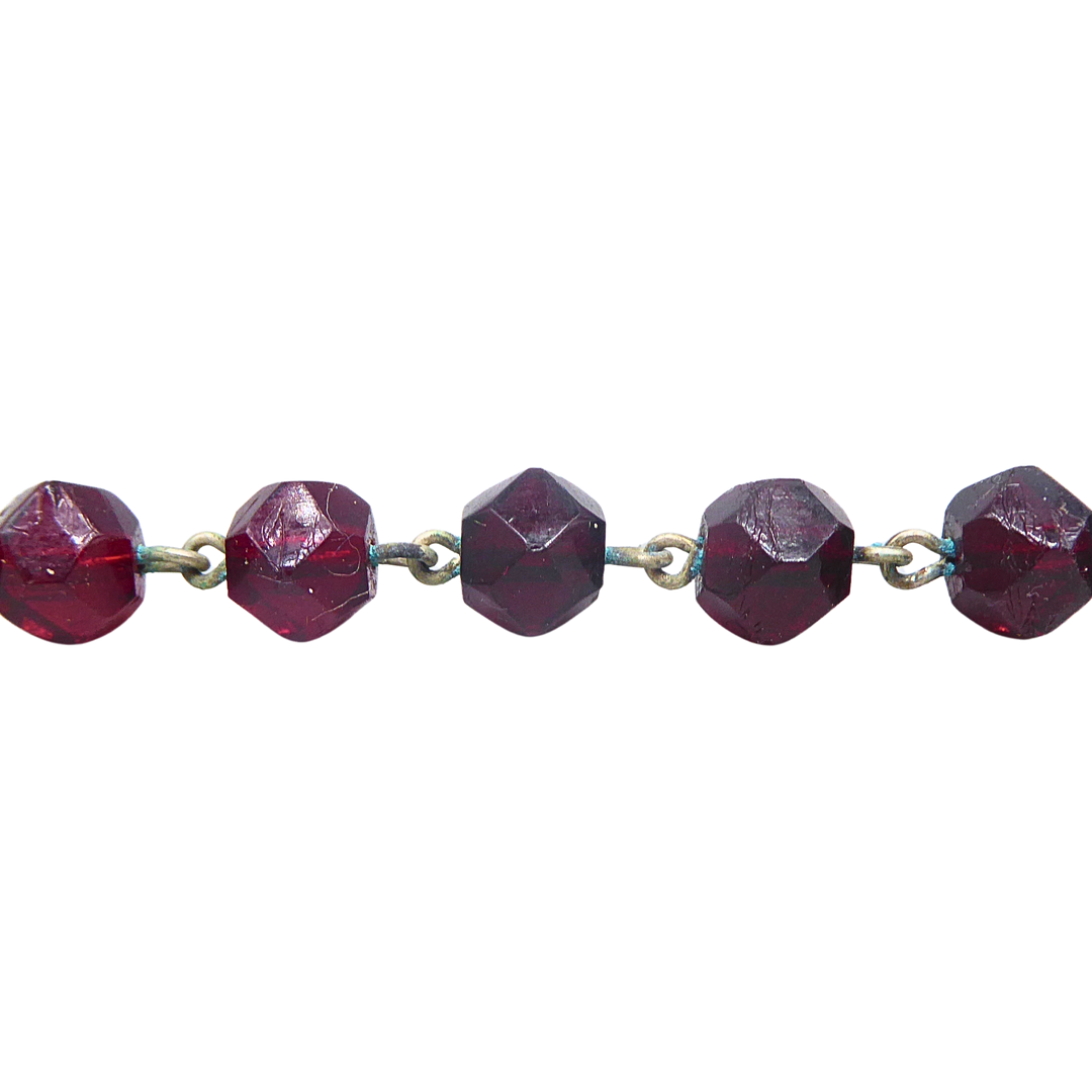 ANTIKER ROSENKRANZ MIT GRANATFARBENEN GLASPERLEN.