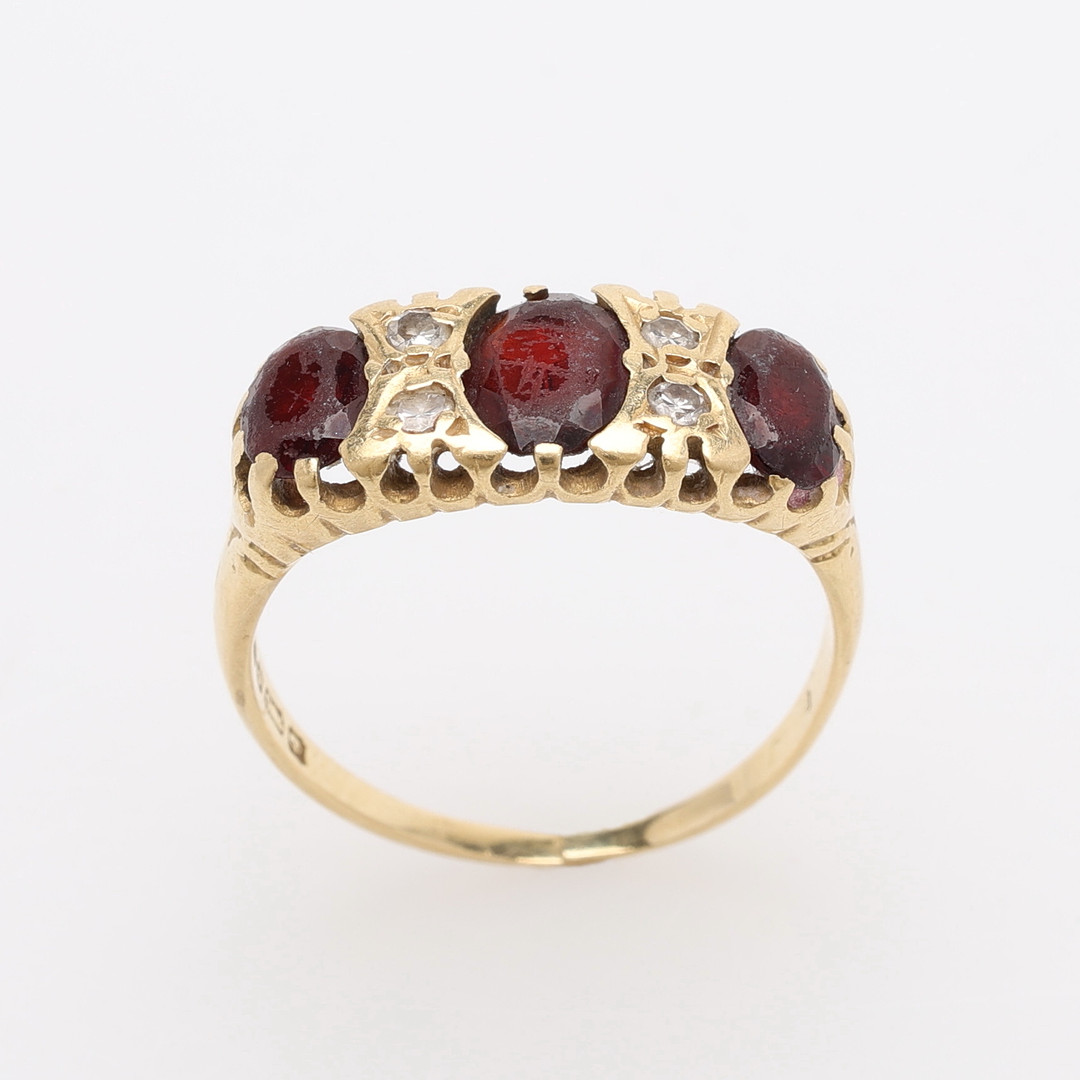 RING, 18K GULD, GRANATER & SMÅ DIAMANTER, STORBRITANNIEN, 1900-TALETS ANDRA HÄLFT, TOTALT CIRKA 4,4 GRAM.