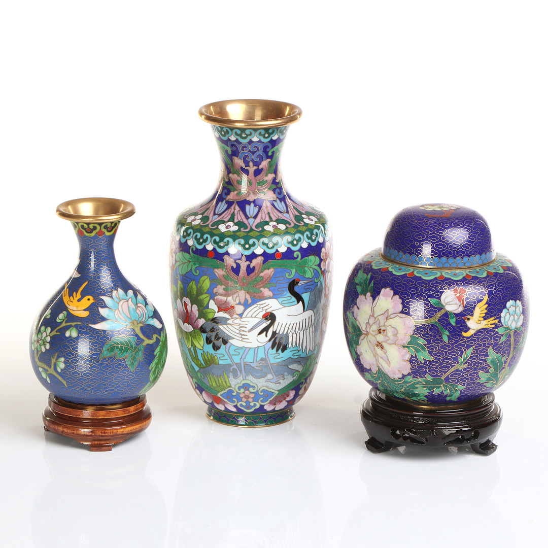 CLOISONNÉARBETEN, TRE ST. Mässing med emaljdekor. 1900-talets senare del.