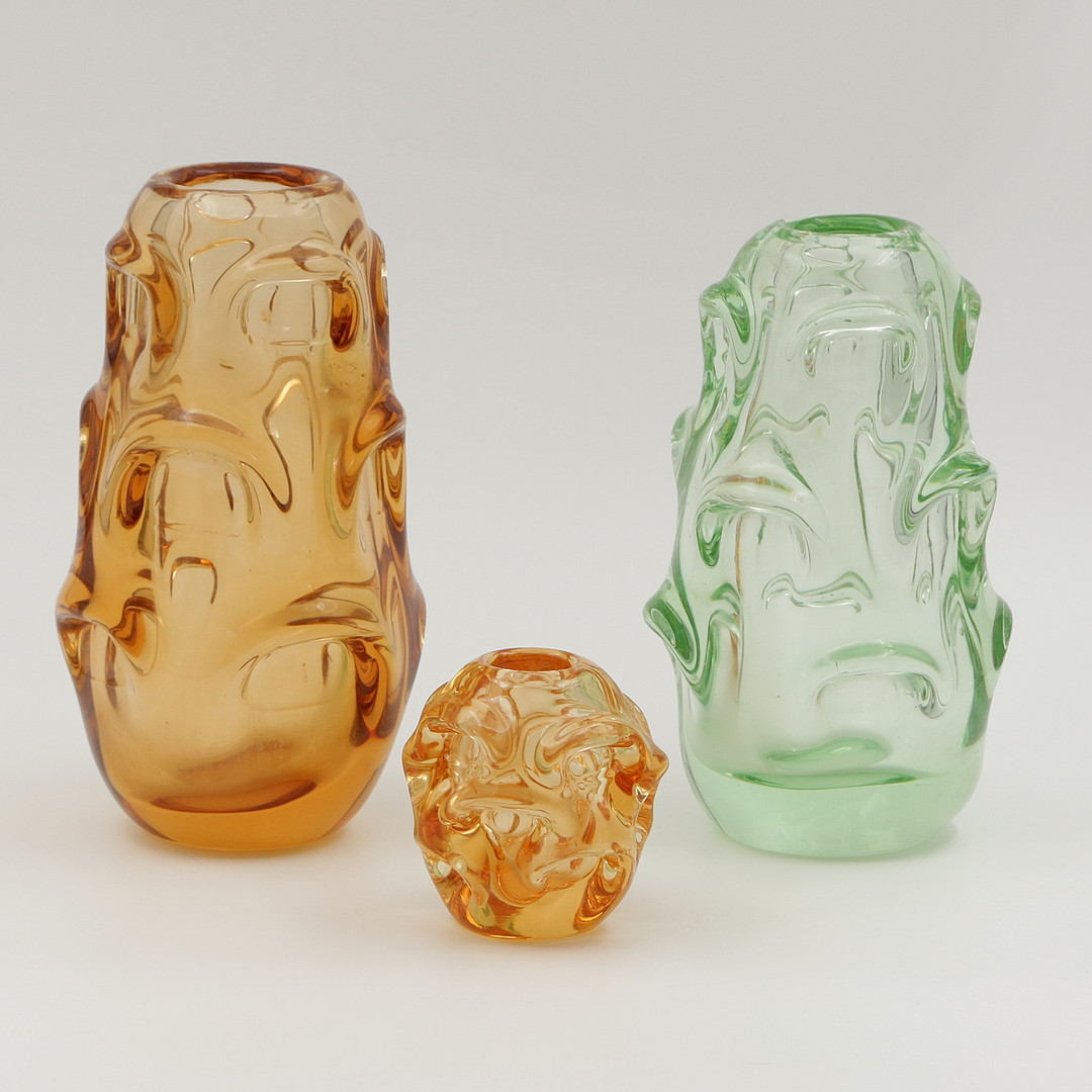 BÖRNE AUGUSTSSON, 3 VASER "STUBBE", ÅSEDA GLASBRUK, BLÅST GLAS I BÄRNSTEN OCH GRÖN NYANS, 1900-TALETS ANDRA HÄLFT.