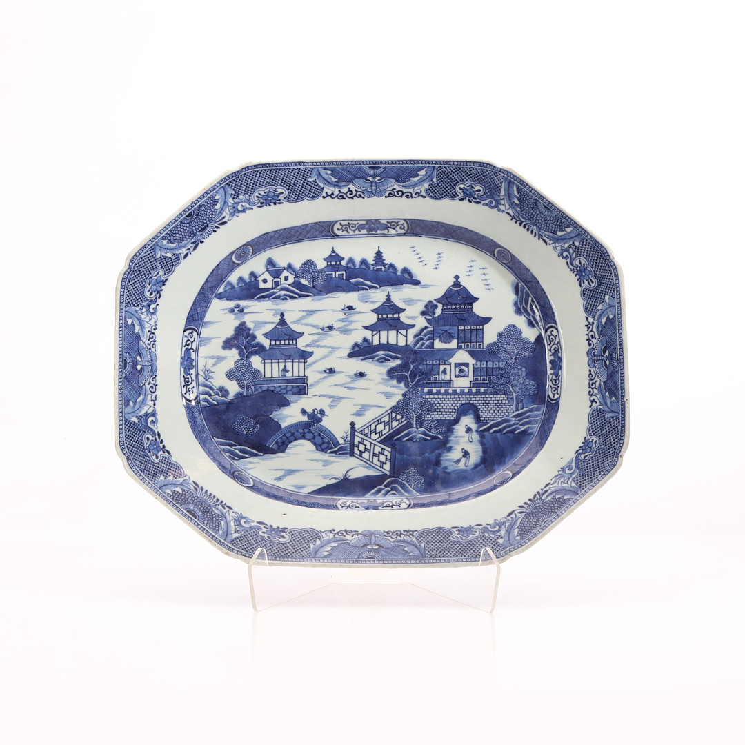 STEKFAT. Porslin med blåvit dekor. Kina, 1700-tal.